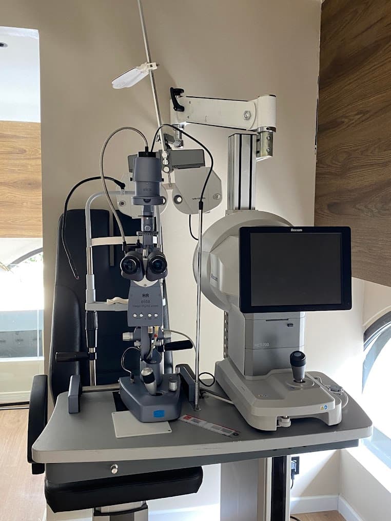 Cabinet d'optométrie — lampe à fente et auto-réfractomètre